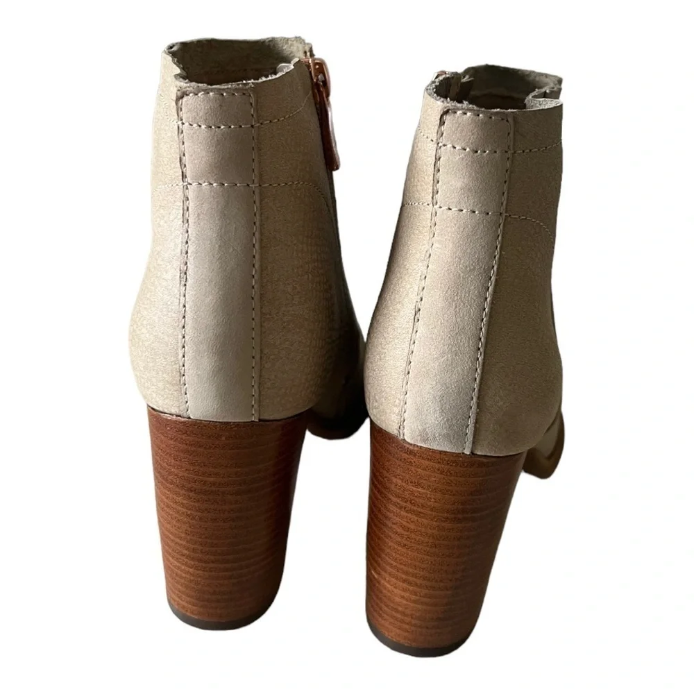 Hush Puppies Axelle Dewey Beige leather Ankle Booties Size 6.5M